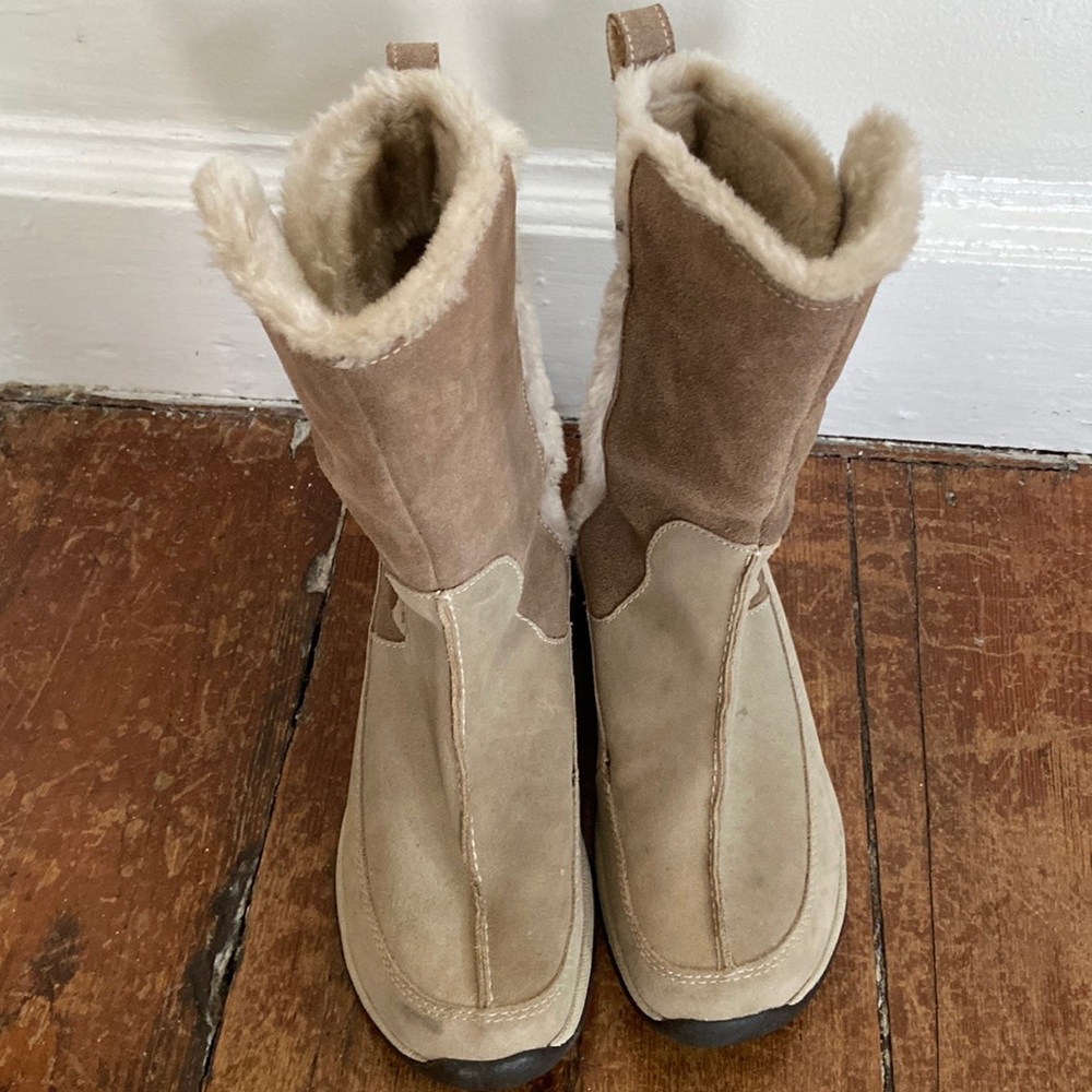 Columbia size 6.5 boot with faux fur lining.